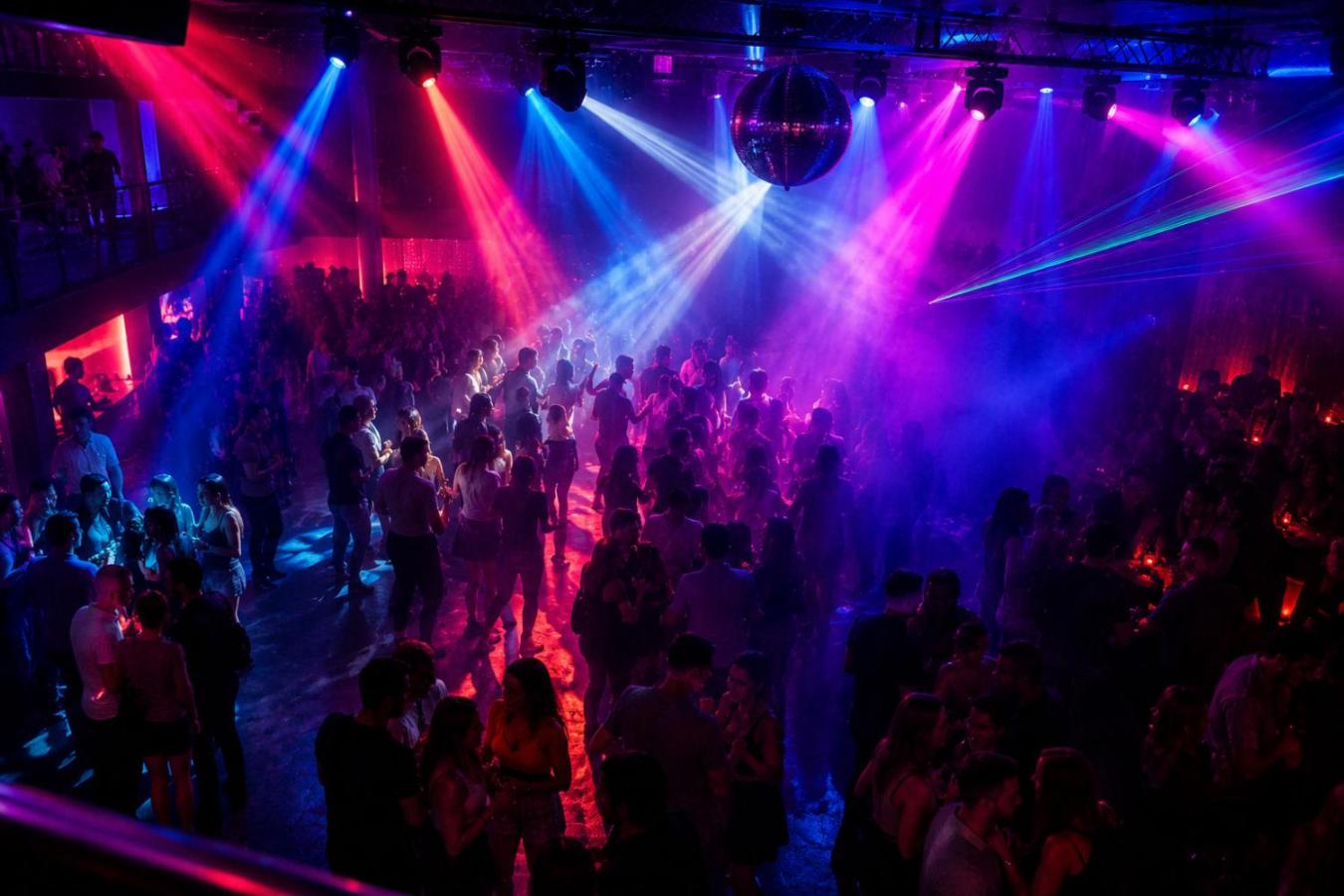 32. Efecto de las luces en la gente en un local
